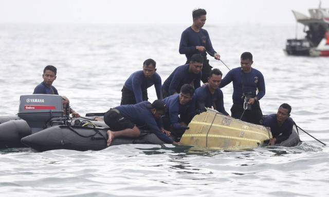Ινδονησία: Τα πρώτα υποβρύχια πλάνα από τα συντρίμμια του Boeing 737-500 που συνετρίβη