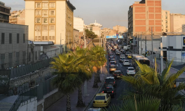 Κίνηση: Μποτιλιάρισμα στους δρόμους της Αττικής - Πού εντοπίζονται προβλήματα