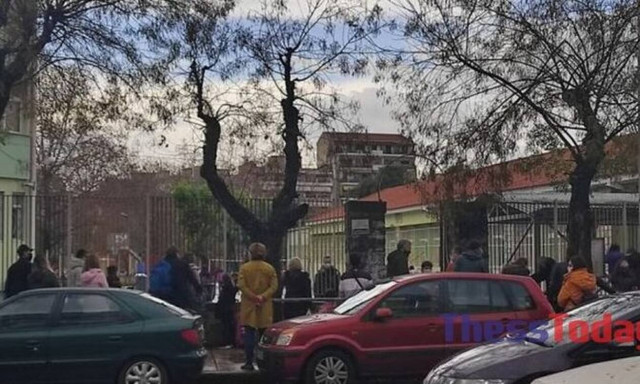 Θεσσαλονίκη: Με συνωστισμό γονέων χτύπησε το πρώτο κουδούνι