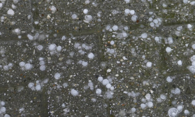 Κακοκαιρία: Απίστευτη χαλαζόπτωση στη Λάρισα 