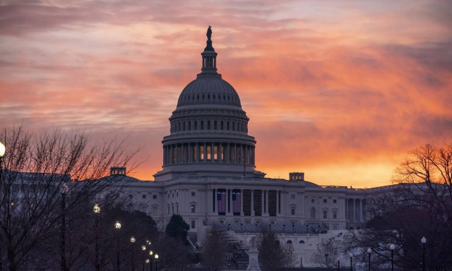 Εισβολή στο Καπιτώλιο: Σε διαθεσιμότητα οι αστυνομικοί με τη selfie και το... καπέλο