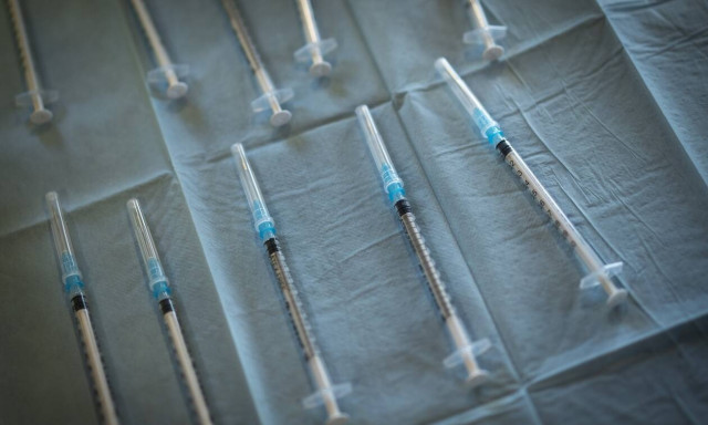 Moderna/ Astrazeneca: Τι αλλάζει με τα νέα εμβόλια; Τα βασικά στοιχεία και οι διαφορές τους