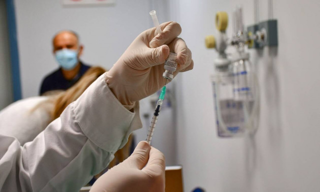 Εμβόλιο: Τι ισχύει για άτομα που νόσησαν, αλλεργικούς και εγκύους - Αντενδείξεις και παρενέργειες 