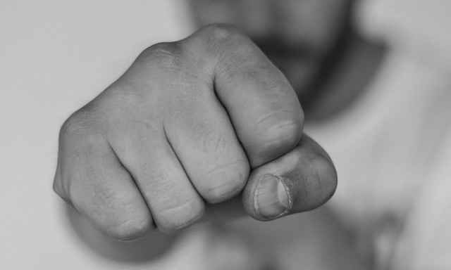 Αδιανόητο: «Έσπασε στο ξύλο» 65χρονη επειδή του πρότεινε κακό μάστορα