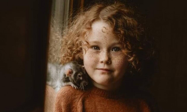 Δείτε τις φωτογραφίες του κοριτσιού με τον αρουραίο που έγιναν viral (pics)