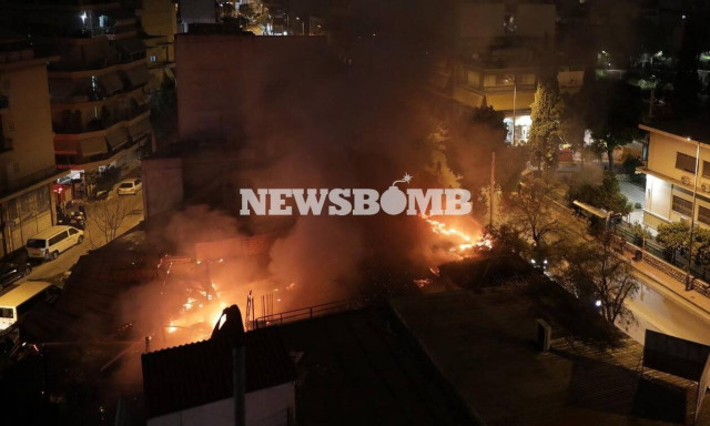 Αττική: Μεγάλη φωτιά σε αποθήκη στην οδό Λιοσίων