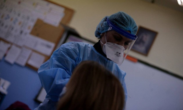 Κορονοϊός: Τι απαντά ο ΕΟΔΥ για τα 53 κρούσματα στην Κοζάνη και την ετεροχρονισμένη δήλωσή τους