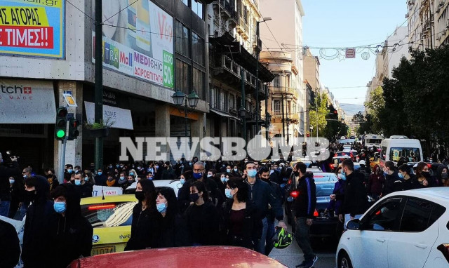 Στην Ομόνοια οι φοιτητές – Χαμός στο κέντρο της Αθήνας (pics & vids)