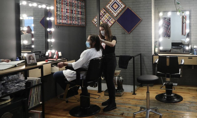 Άνοιγμα καταστημάτων: Σενάριο για κομμωτήρια και μανικιούρ – Τι δήλωσε ο Γεωργιάδης