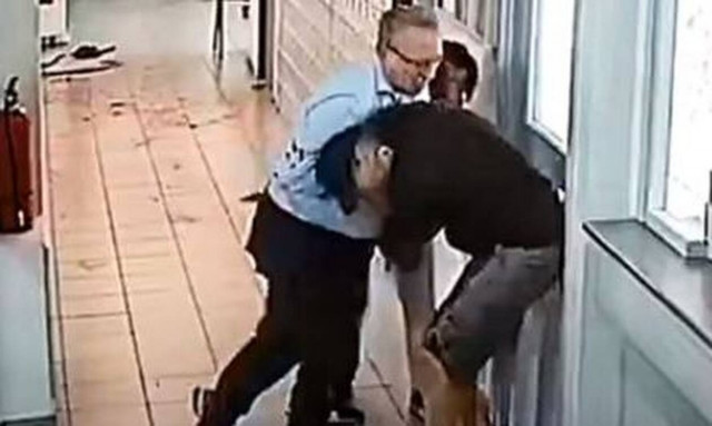 Επίθεση με τσεκούρι στη ΔΟΥ Κοζάνης: Συγκλονιστική μαρτυρία 60χρονης που έχασε το μάτι της