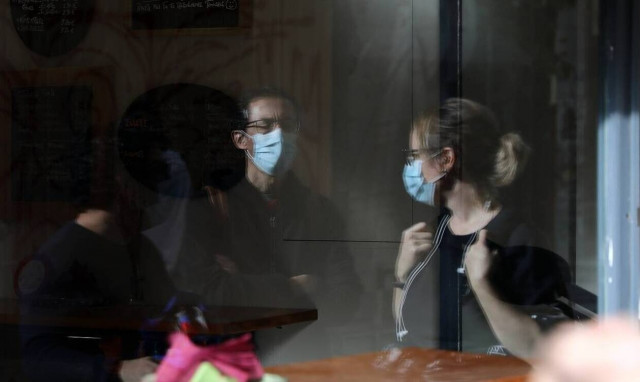 Κρούσματα σήμερα: Ανησυχία για την επιδημιολογική εικόνα της Αττικής - Τι δείχνουν οι αριθμοί 