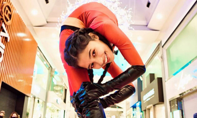 Απίστευτο: Δείτε τι κάνει το κορίτσι «λάστιχο»