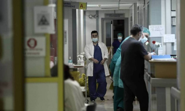 ΠΟΕΔΗΝ: Γίνονται ρουσφέτια και στους εμβολιασμούς - Λιγότερες δόσεις εμβολίου στα νησιά