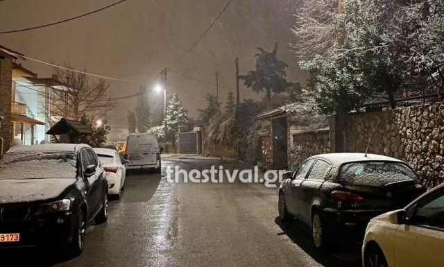 Κακοκαιρία «Λέανδρος»: Χιόνισε στη Θεσσαλονίκη – Μάχη για να κρατηθούν δρόμοι ανοιχτοί