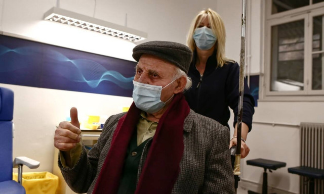 Ξεκίνησε ο εμβολιασμός του γενικού πληθυσμού - Αυτοί είναι οι ηλικιωμένοι που έκαναν την 1η δόση