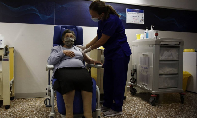 Ξεκινάει σήμερα ο εμβολιασμός των ατόμων άνω των 85 ετών - Βήμα προς βήμα η διαδικασία