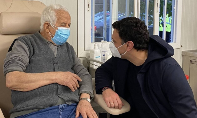 Κορονοϊός - Εμβολιασμός: Στο νοσοκομείο «Ελπίς» ο Βασίλης Κικίλιας