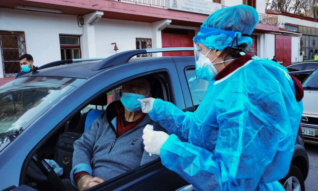 Κορονοϊός - Έρευνα: Σε τι διαφέρουν τα τεστ με δείγμα σιέλου και ρινοφαρυγγικού επιχρίσματος