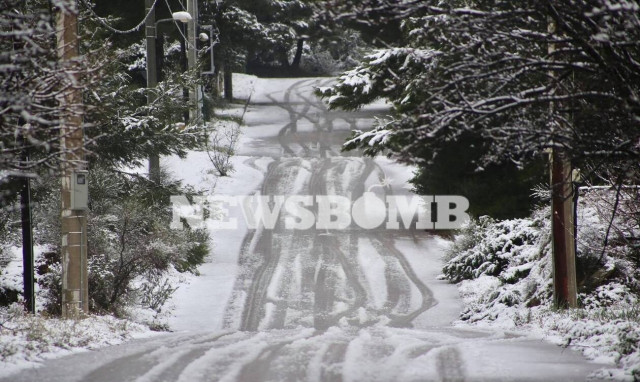 Κακοκαιρία: Ο «Λέανδρος» έδειξε τα δόντια του και στην Αττική – Κλειστοί δρόμοι και χιόνι στα βόρεια