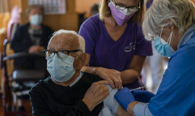 Ισπανία - Κορονοϊός: Η χώρα ξεκίνησε να χορηγεί τη δεύτερη δόση του εμβολίου