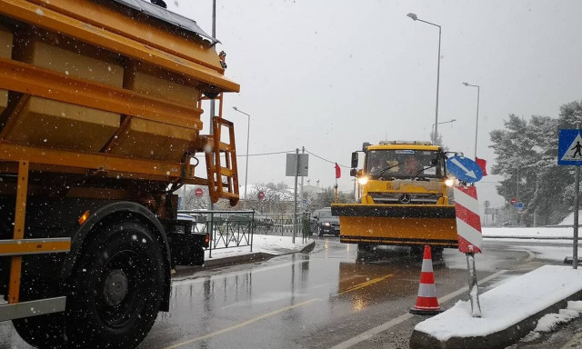 Καιρός: Πού έχει διακοπεί η κυκλοφορία στην Αττική – Πού χρειάζονται αντιολισθητικές αλυσίδες