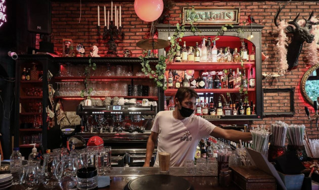 Άρση μέτρων και επιστροφή στην κανονικότητα: Οι ημερομηνίες για χιονοδρομικά, Λύκεια, εστίαση 