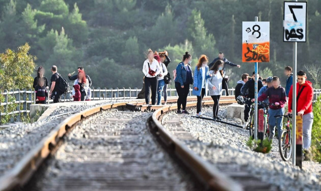 Lockdown: Τι παίρνει σειρά μετά τα καταστήματα – Το χρονοδιάγραμμα για μετακινήσεις, εστίαση, Λύκεια