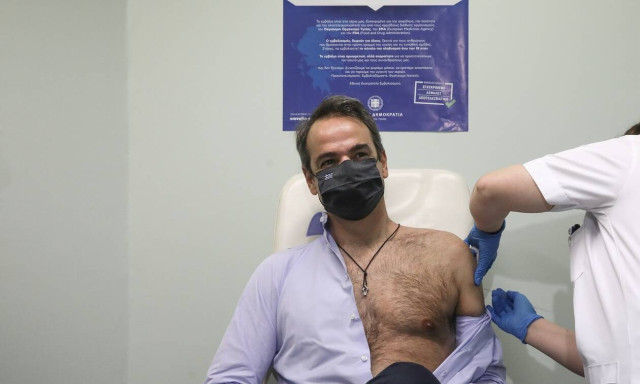 PM Mitsotakis gets second dose of vaccine against coronavirus