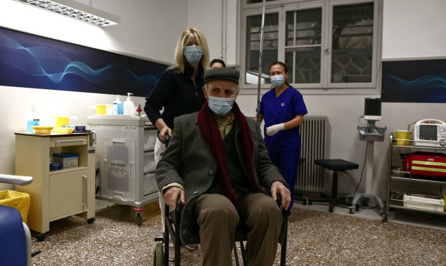 Θετικά τα μηνύματα από τους εμβολιασμούς - Η ικανοποίηση Μητσοτάκη και το «καμπανάκι»