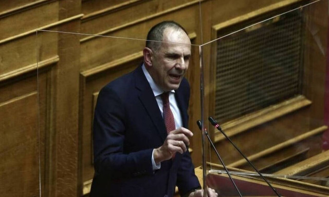 Γεραπετρίτης για εμβόλιο AstraZeneca: Περιμένουμε 4,5 εκατ. δόσεις έως τον Απρίλιο