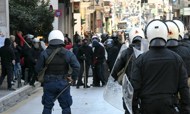 Πάτρα: Επεισόδια σε συγκέντρωση για τον Δημήτρη Κουφοντίνα (vids)