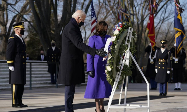 ΗΠΑ: Ο Μπάιντεν κατέθεσε στεφάνι στο στρατιωτικό κοιμητήριο του Αρλινγκτον 