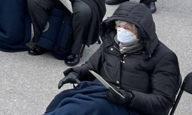 Χαμός στο Twitter με την νέα υπ. Οικονομικών - Σκεπάστηκε με κουβέρτα στην ορκωμοσία του Μπάιντεν