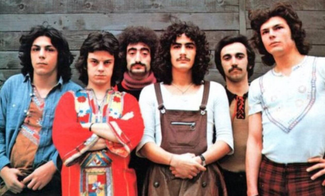 Αποτεφρώθηκε ο Ηλίας Μαρινάκης – Μουσικό το τελευταίο αντίο στον μπασίστα των «Πελόμα Μποκιού»