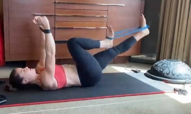 Μαρία Σάκκαρη: «Λιώνει» στη δουλειά – Ούτε η καραντίνα τη σταματάει! (video)