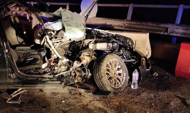 Θεσσαλονίκη: ΙΧ «καρφώθηκε» σε λεωφορείο – Σοκαριστικές οι εικόνες από το τροχαίο