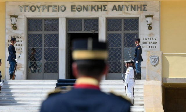 Δημοσιογράφος καταγγέλλει υφυπουργό Εθνικής Άμυνας: Με κυνηγούσε γύρω από ένα τραπέζι να με φιλήσει