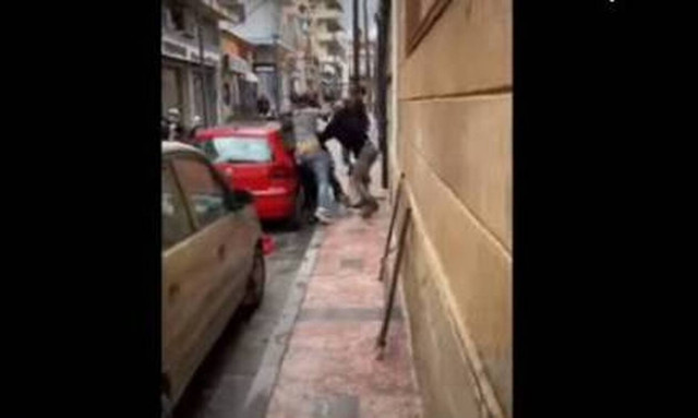 Άγρια συμπλοκή μεταναστών στο κέντρο της πόλης - Γρονθοκοπούν έναν άλλο αλλοδαπό