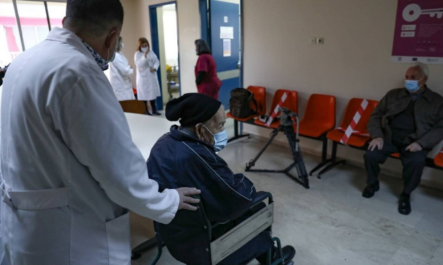 Εμβολιασμoί: Ανοίγει η πλατφόρμα για τους 80 έως 84 ετών – Σε 4 φάσεις η κάλυψη στα νησιά