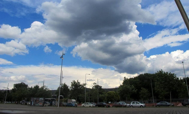 Καιρός σήμερα: Με νεφώσεις και νέα άνοδο της θερμοκρασίας η Πέμπτη - Πού και πότε θα βρέξει