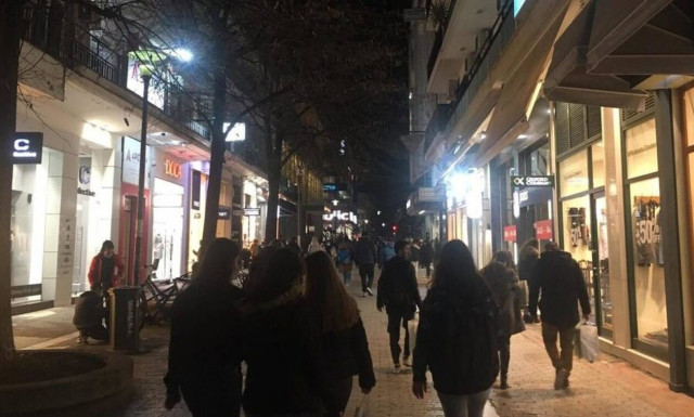 Εικόνες προ πανδημίας στη Λάρισα - Μεγάλες ουρές έξω από μαγαζιά