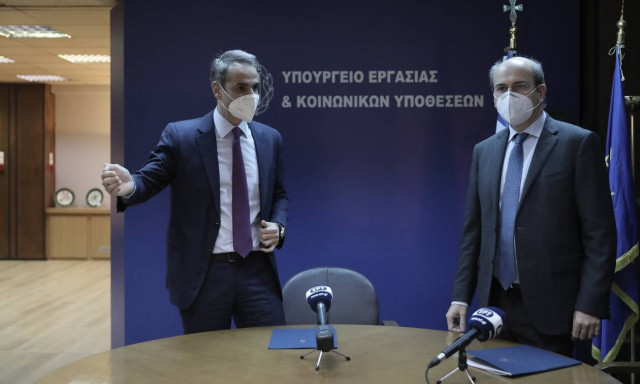 Εκκρεμείς συντάξεις: Σε πρότζεκτ μάνατζερ η διαχείρισή τους - Τι είπαν Μητσοτάκης και Χατζηδάκης