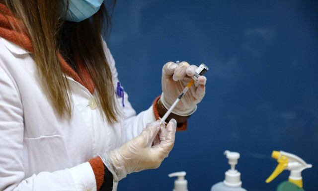 Εμβόλιο Pfizer: Τι δείχνουν τα στοιχεία για τις αλλεργικές αντιδράσεις - Ποια τα συμπτώματα