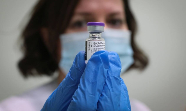 Εμβολιασμός: Πώς κατάφερε η Ελλάδα να εξασφαλίσει τη δεύτερη δόση για όσους έκαναν την πρώτη