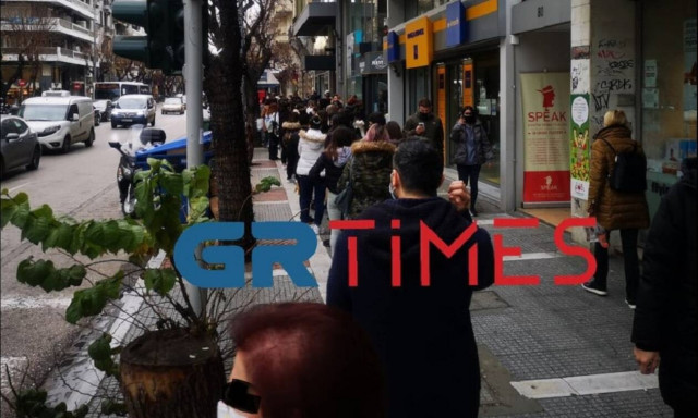 Θεσσαλονίκη: Ουρές δεκάδων μέτρων για ψώνια σε καταστήματα