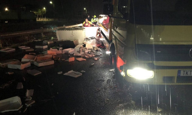 Απίστευτο τροχαίο στα Τρίκαλα: Γέμισε με ψάρια η Εθνική Οδός (pics)