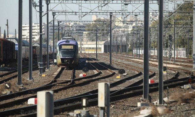 Συνελήφθη ο «θρύλος» του Προαστιακού: Ο «καλοντυμένος» που έκλεβε επιβάτες