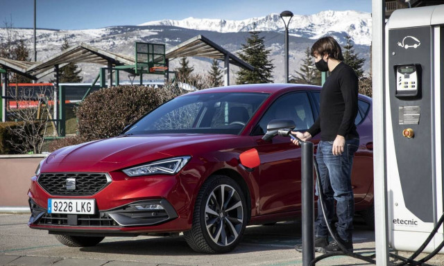 Τι πρέπει να προσέχει κανείς οδηγώντας ένα plug-in υβριδικό μοντέλο το χειμώνα;
