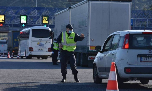 Lockdown: Τι αλλάζει από τη Δευτέρα (25/01) στις μετακινήσεις με αυτοκίνητο και ταξί