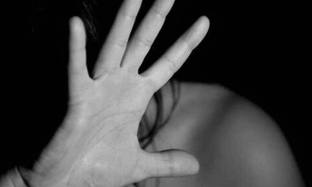 Φρίκη: Πολιτικός βίασε τη 17χρονη κόρη του ενώ η σύζυγός του ήταν στο νοσοκομείο με κορονοϊό